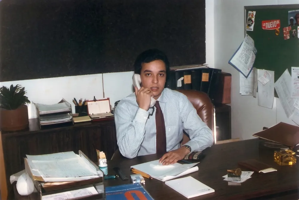 Gustavo Ferraro en su oficina en los años 80