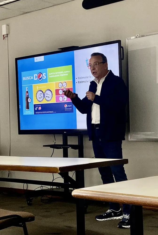 Gustavo Ferraro en clase, explicando un caso de promoción