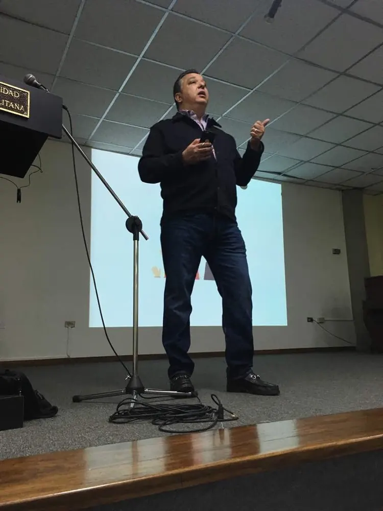 Gustavo Ferraro dando una conferencia en la Universidad Metropolitana